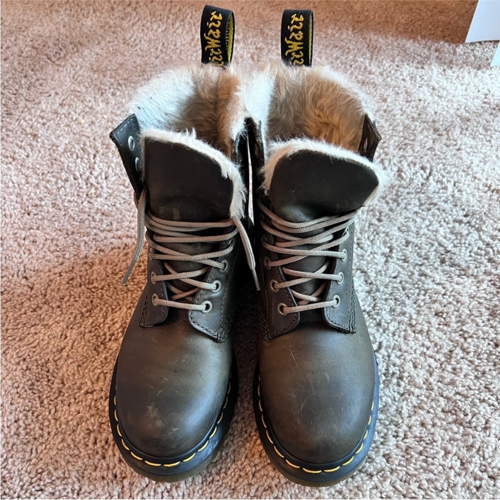 DR. MARTENS 1460 SERENA FUR-LINED BOOTS IN COLOR WYOMING OLIVE SIZE US6 GUC